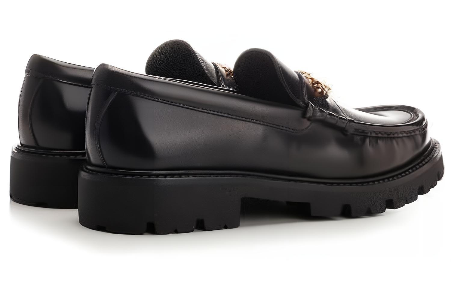 Shop CELINE Kasut Chunky Triomphe Hitam dengan Rantai Emas 353623602C.38NO