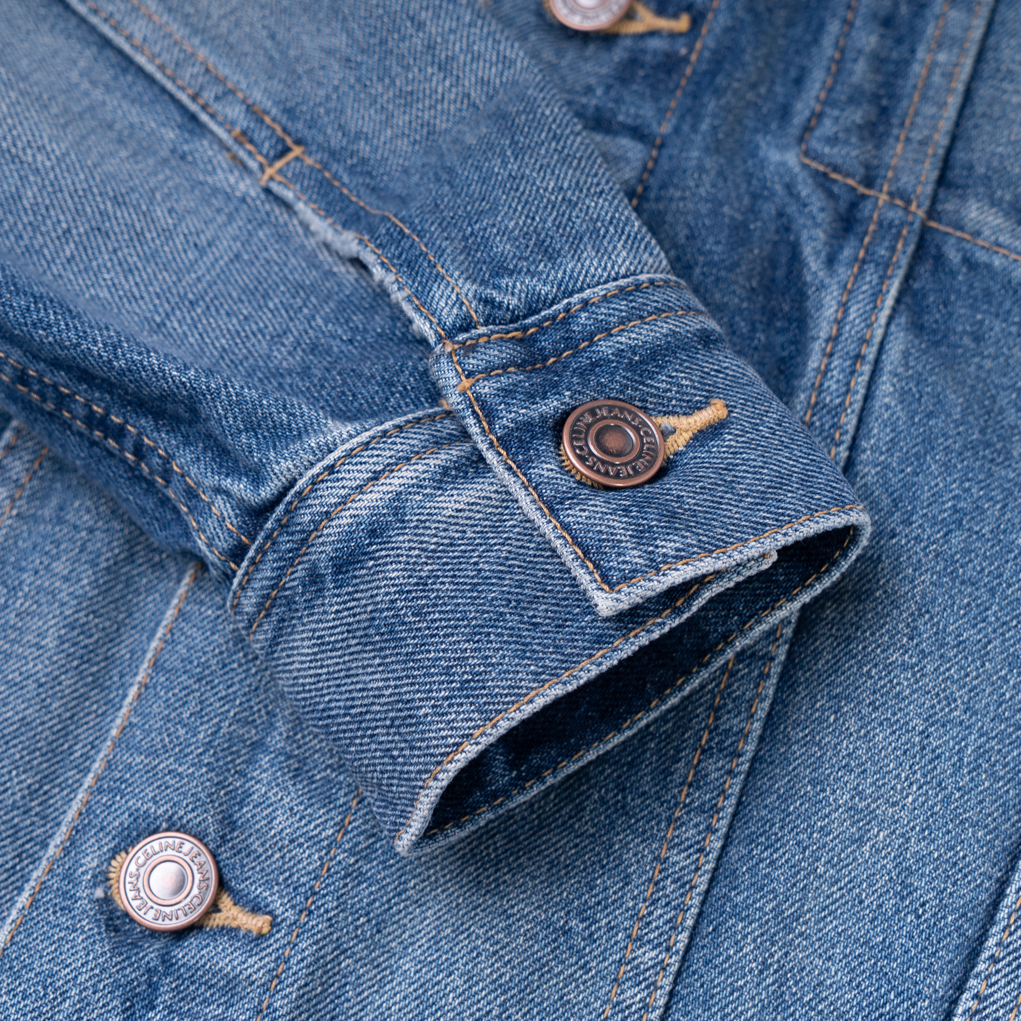 Details for Jaket Denim CELINE FW22 Biru Pria dengan Letter Print dan Kancing Depan. 2Q550930F-07UW