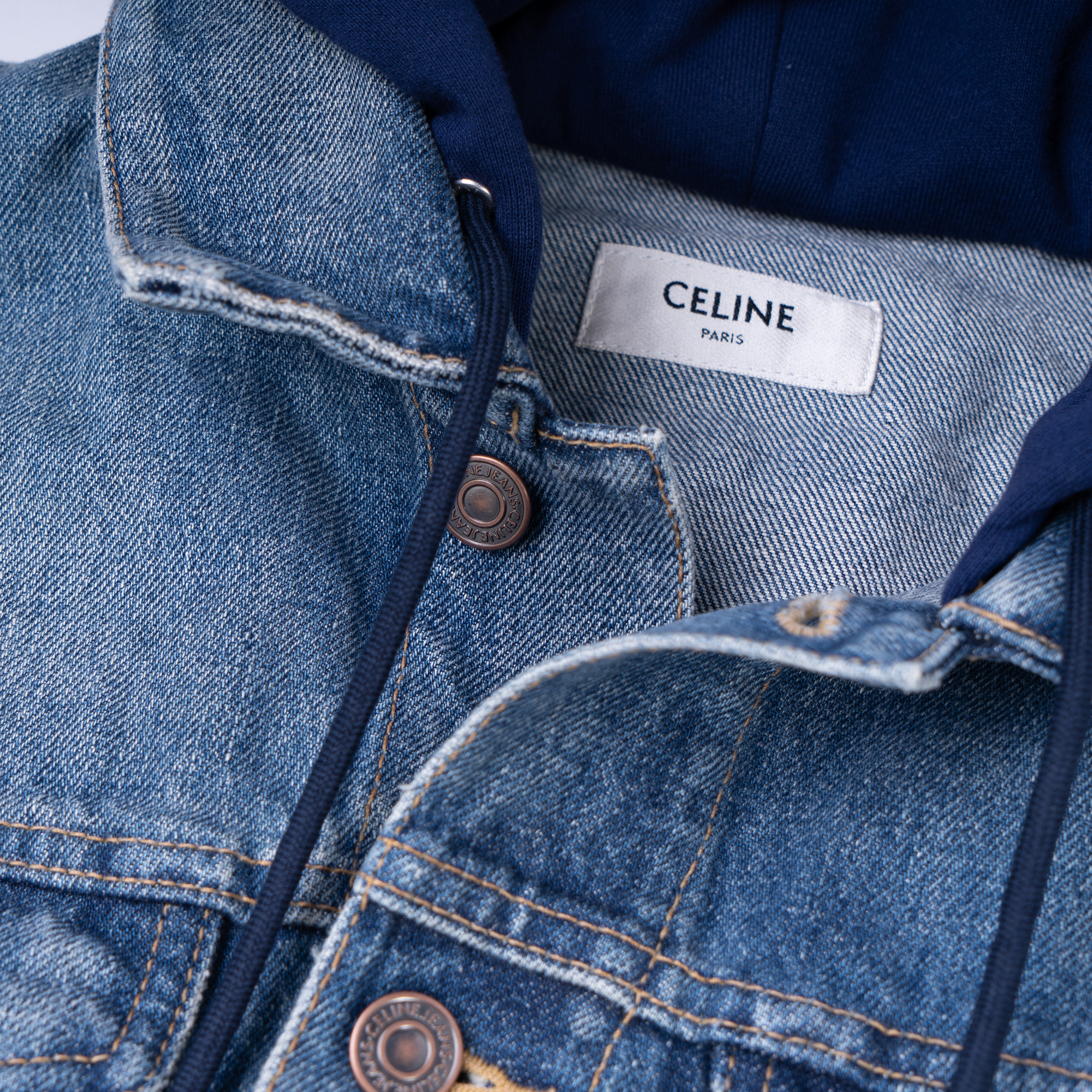 Sizing Jaket Denim CELINE FW22 Biru Pria dengan Letter Print dan Kancing Depan. 2Q550930F-07UW