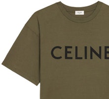 CELINE Kaos Crewneck Loose Fit Logo Huruf Cetak Warna Hijau Tua 2X681501F-02DB Sizing CELINE Kaos Crewneck Loose Fit Logo Huruf Cetak Warna Hijau Tua 2X681501F-02DB