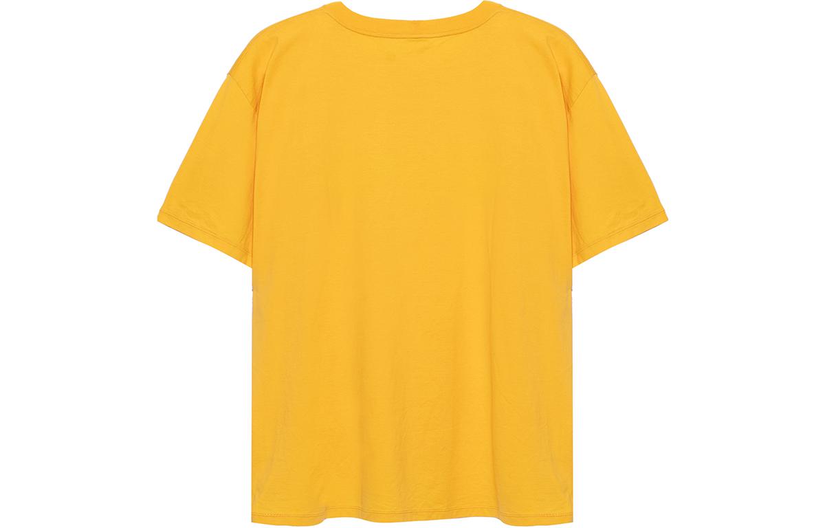 Lookbook CELINE SS22 黃色寬鬆版印花品牌圓領T恤。 2X681671Q-11MD