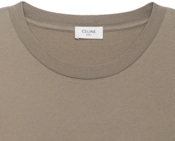CELINE SS22 Kaos Crewneck Logo Print Oversized Coklat Kopi Pria. 2X681671Q-02KC Shop CELINE SS22 Kaos Crewneck Logo Print Oversized Coklat Kopi Pria. 2X681671Q-02KC