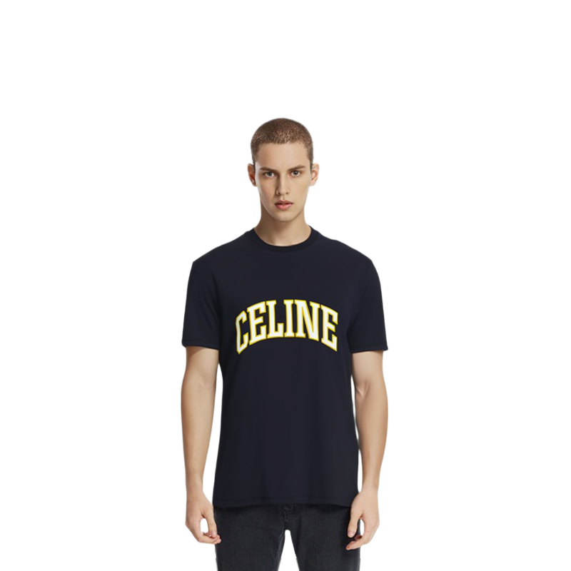 Lookbook CELINE SS24 Kaos Hitam Crewneck dengan Cetakan Huruf. 2X60L671Q-38YG