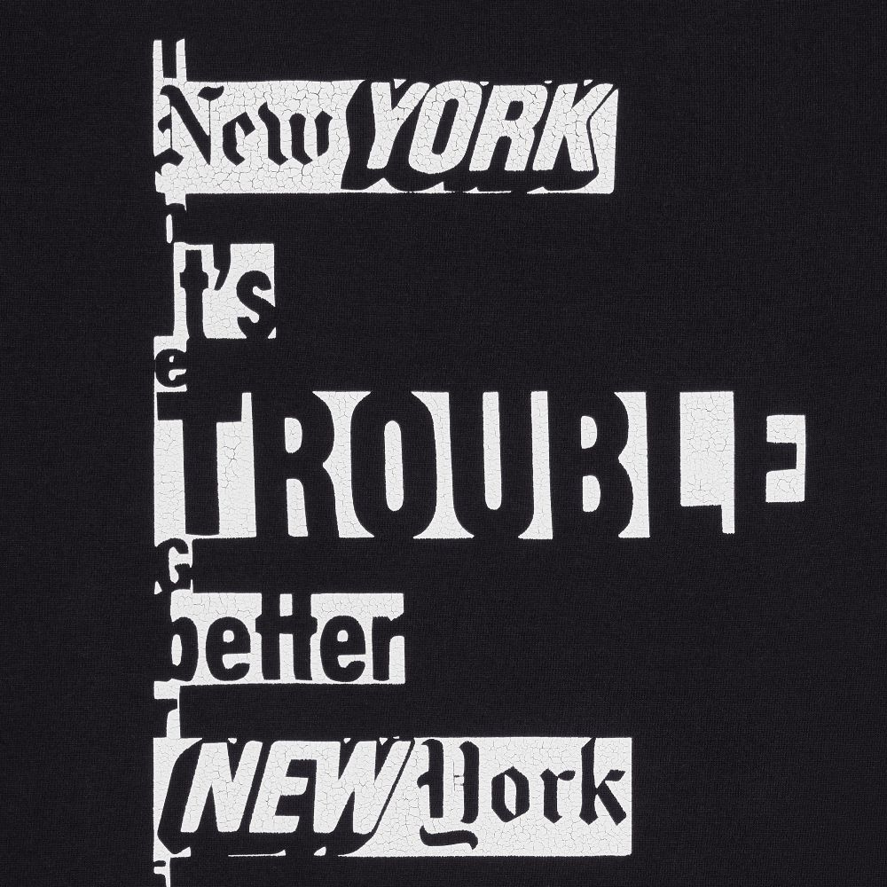 Shop CELINE SS24 Kaos Hitam Pria Lengan Pendek Cracked Letter Print. 2X73L671Q-38AW