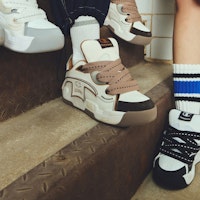 Sneaker Champion TronSkate V1 Top Rendah 'Putih Coklat Logo Klasik' U3AFCTM07S1 1