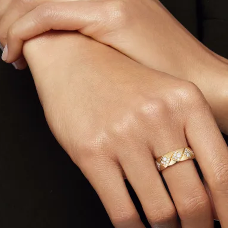 Shop Cincin CHANEL 18K Emas Beige dengan Desain Inlay Unisex Couple Style. J12871