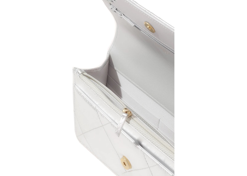 Lookbook Dompet Rantai Chanel 19 Metalik