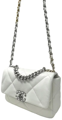 香奈兒22S小羊皮19號翻蓋包小型白色斜挎包。 Lookbook 香奈兒22S小羊皮19號翻蓋包小型白色斜挎包。