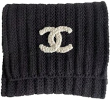 CHANEL 23K Knit Braided Double C Scarf Unisex Black Couple Edition. AA9340-B13722-94305 CHANEL 23K Knit Braided Double C Scarf Unisex Black Couple Edition. AA9340-B13722-94305