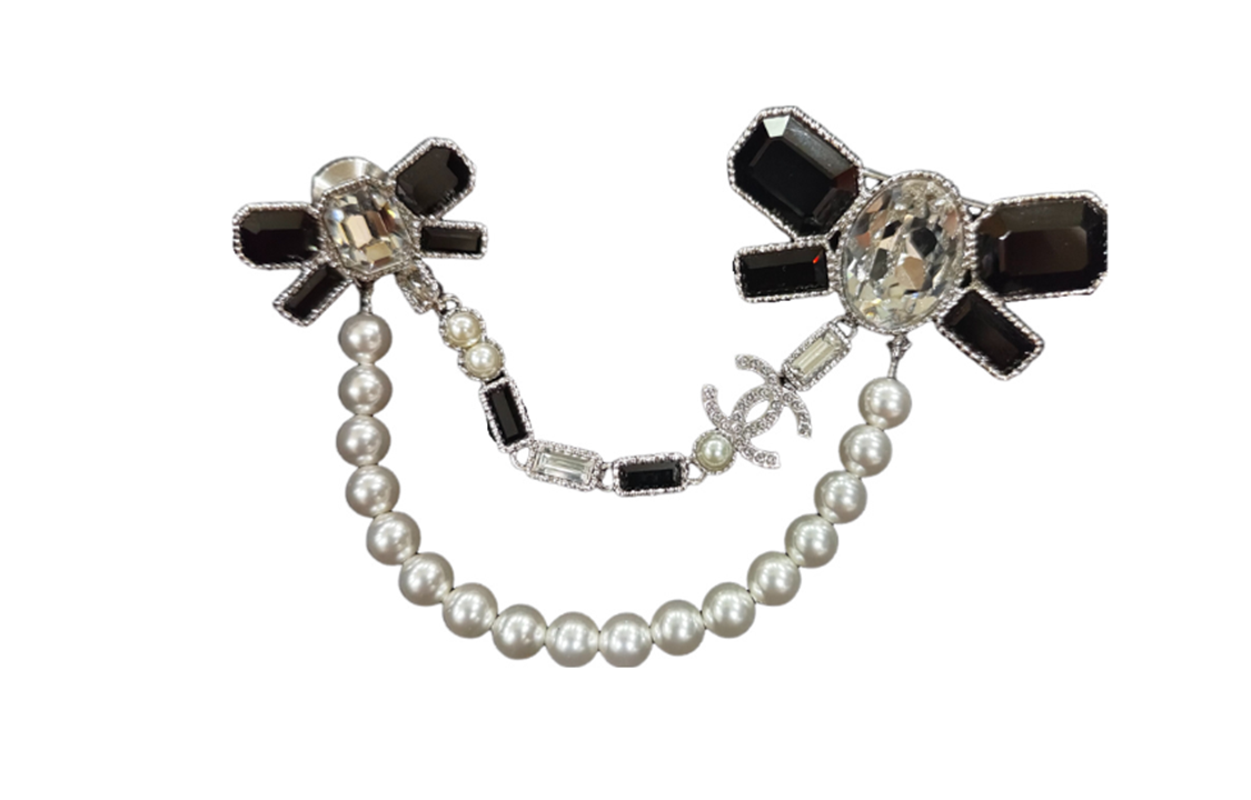 CHANEL 23K Pearl Chain Bow Tie Rhinestone Brooch Unisex Couple Black ABC006-B14556-NS395 圖 2