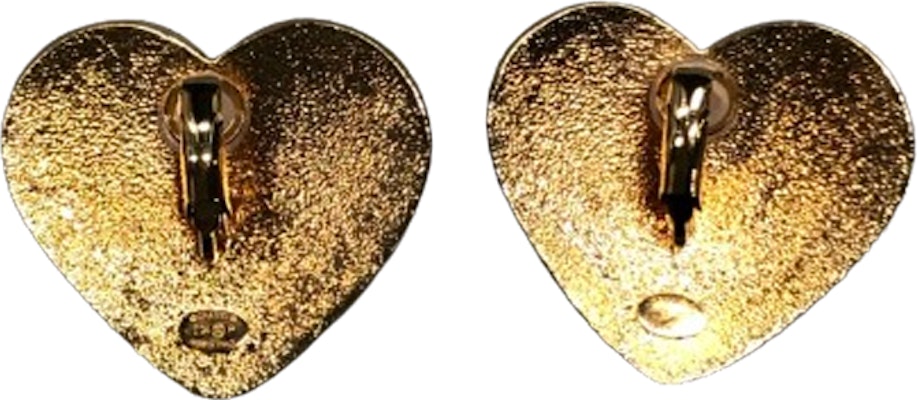 Chanel 24P Anting Jepit Besar Biru Denim Heart Enamel ABC734-B15375-NU456 Lookbook Chanel 24P Anting Jepit Besar Biru Denim Heart Enamel ABC734-B15375-NU456