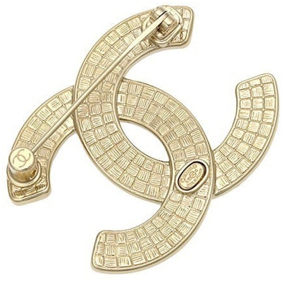 シャネル ブラック ホワイト パンダ ダブルCロゴ メタル ブローチ 男女兼用 ホワイト AB9974-B09941-NL858 Lookbook シャネル ブラック ホワイト パンダ ダブルCロゴ メタル ブローチ 男女兼用 ホワイト AB9974-B09941-NL858