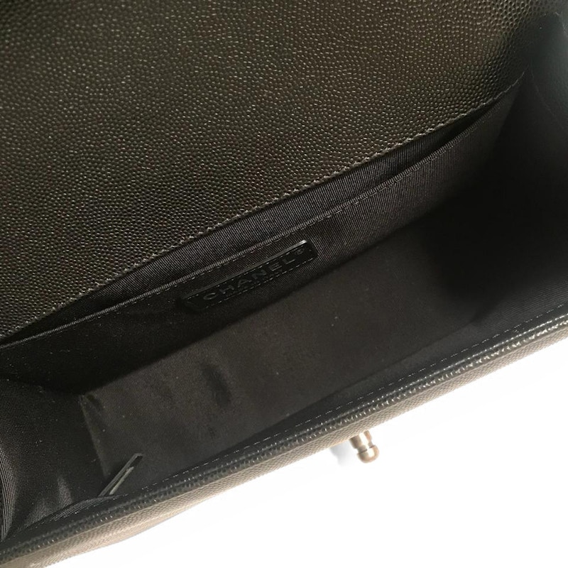 Lookbook 香奈兒男孩包，菱格魚子醬銀色舊中號黑色款。