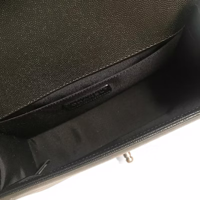 香奈兒男孩包,菱格魚子醬銀色舊中號黑色款。 Lookbook 香奈兒男孩包,菱格魚子醬銀色舊中號黑色款。