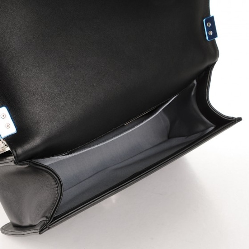 Lookbook シャネル ボーイ フラップ シェブロン カーフスキン シルバー調 ミディアム ブラック