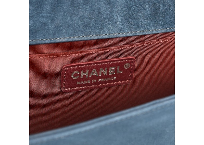 Lookbook シャネルボーイ フラップ シェブロンキルティング ヌバック ミディアムブルー