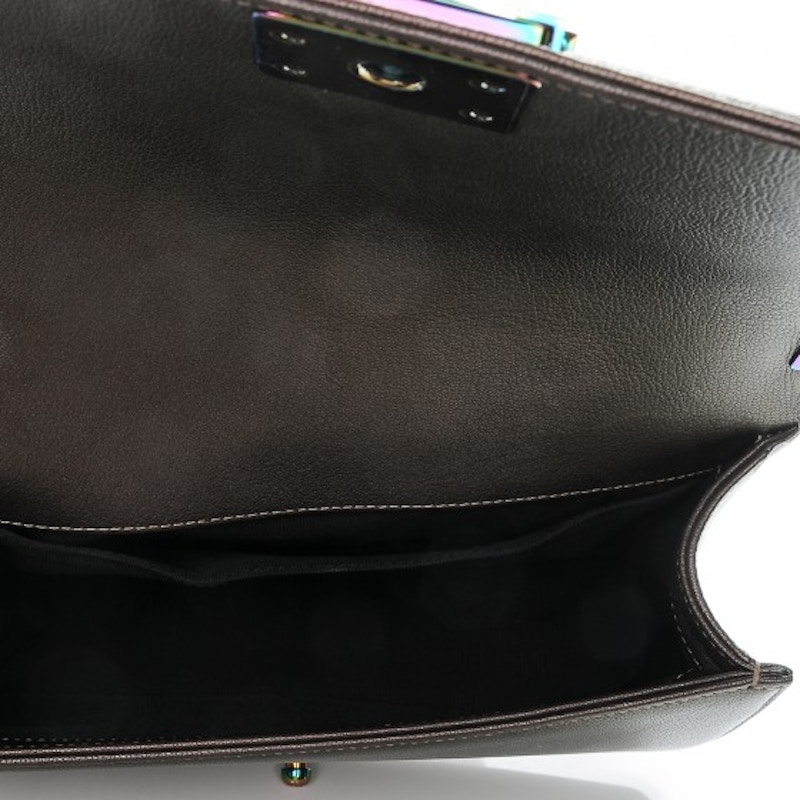 Lookbook シャネルボーイ フラップ ダイヤモンドキルト イリディセント ミディアム ダークゴールド