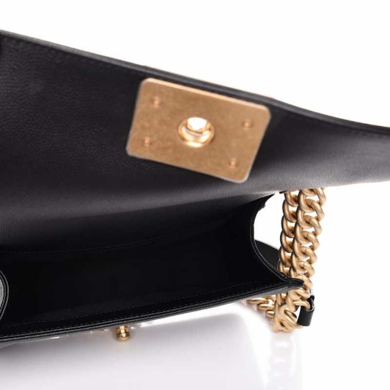 Lookbook シャネル ボーイ フラップ キルティング キャビア レザー ゴールドトーン スモール ブラック