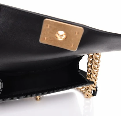 Chanel Boy Flap Pequeño Cuero Caviar Negro con Detalles Dorados Lookbook Chanel Boy Flap Pequeño Cuero Caviar Negro con Detalles Dorados