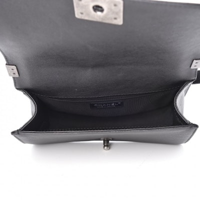 샤넬 보이 플랩 캐비어 블랙 (라지)
Lookbook 샤넬 보이 플랩 캐비어 블랙 (라지)