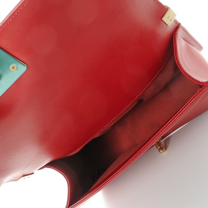 Lookbook 香奈兒男孩紅色中號菱格絎縫羊皮挎包