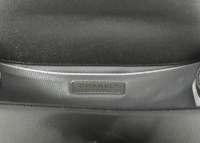 Lookbook Chanel Boy Flap Berkusyen Berlian Lama Medium Hitam