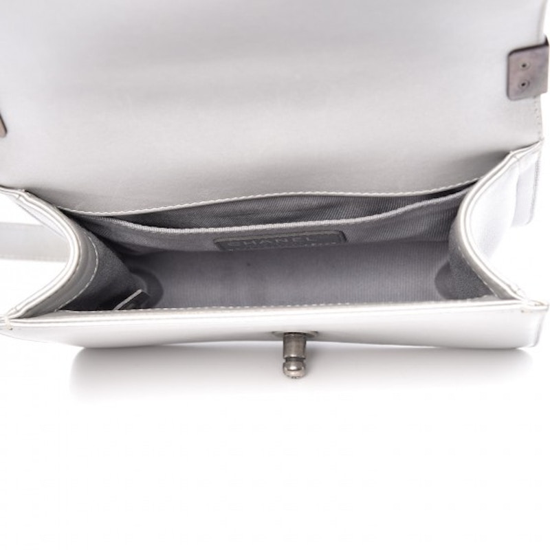 Lookbook Chanel Boy Flap Quilted Metallic Calfskin Ruthenium Kecil Perak