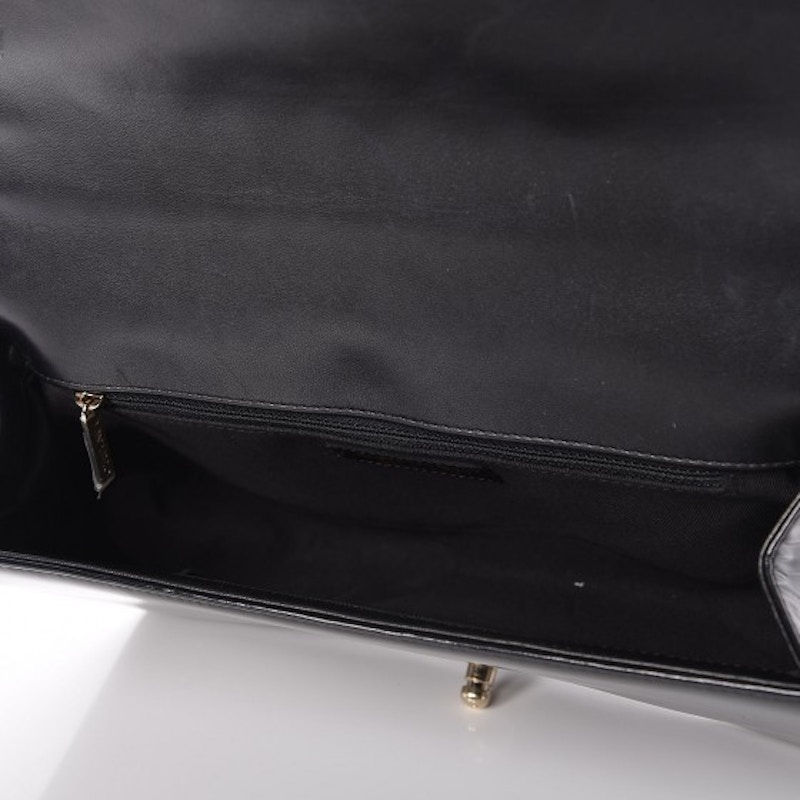 Lookbook 香奈兒男孩款絎縫漆皮金色中號肩背包 - 黑色