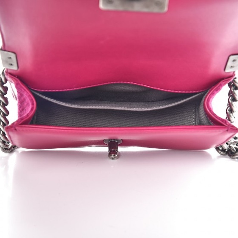 Lookbook 香奈儿男孩小号绗缝丝绒铑金粉红色包包