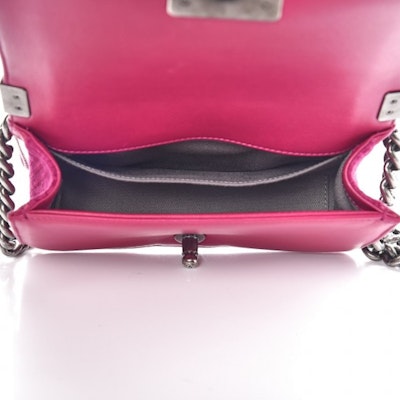 샤넬 보이 플랩 벨벳 스몰 푸시아 (루테늄)
Lookbook 샤넬 보이 플랩 벨벳 스몰 푸시아 (루테늄)