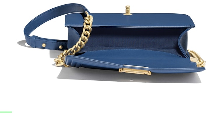 샤넬 보이 퀼팅 딥블루 카프스킨 골드
Lookbook 샤넬 보이 퀼팅 딥블루 카프스킨 골드