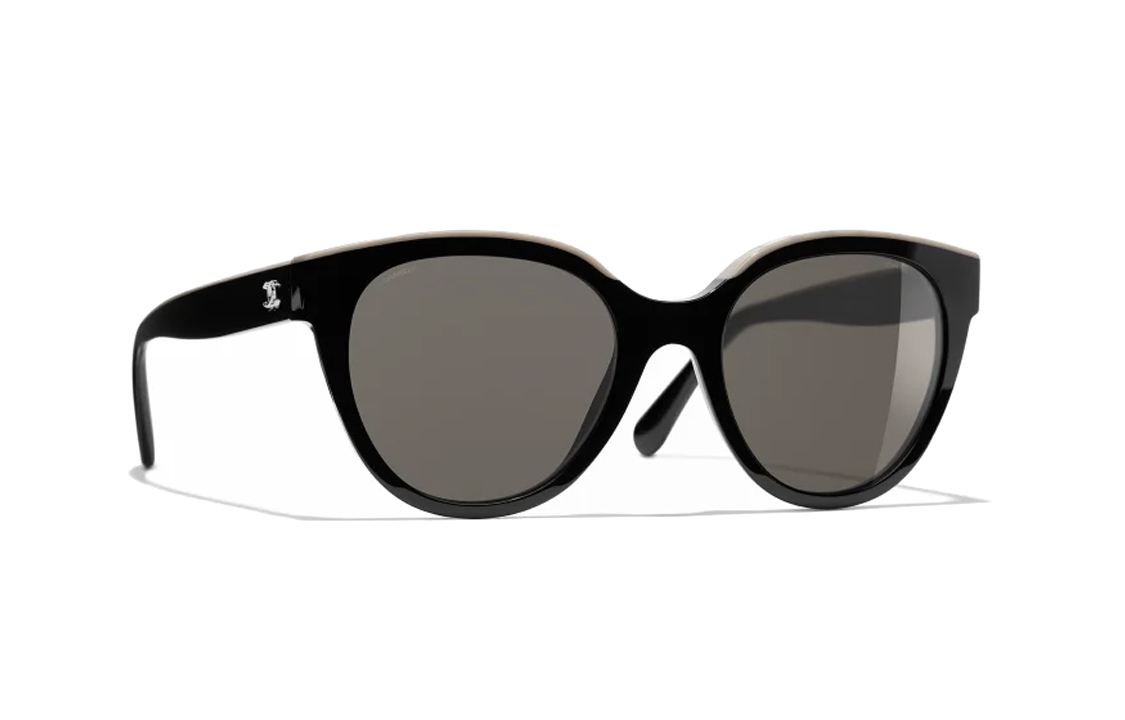 Lookbook Gafas de Sol Negras CHANEL Butterfly Unisex con Detalle de Logo CH5414A-C534/3