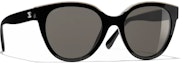 Lookbook Gafas de Sol Negras CHANEL Butterfly Unisex con Detalle de Logo CH5414A-C534/3