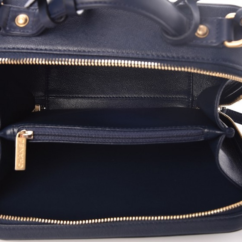 Chanel CC Filigree Vanity Case Quilted Medium Navy Blue 圖 3