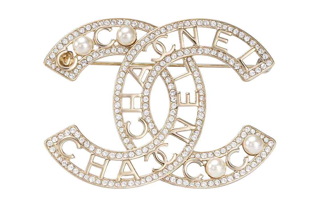 CHANEL CC Logo Gold Brooch with Pearl Lettering Unisex Couple Style. AB4879-B04130-N8975