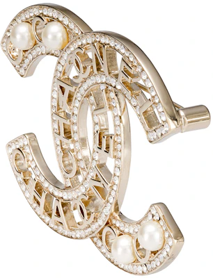 香奈兒CC標誌金色胸針珍珠字母設計男女情侶款 AB4879-B04130-N8975 Lookbook 香奈兒CC標誌金色胸針珍珠字母設計男女情侶款 AB4879-B04130-N8975