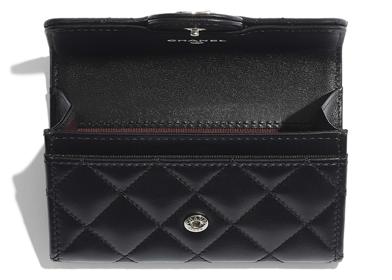 Lookbook Chanel Tempat Kartu Klasik Kulit Quilted Hitam dengan Perak