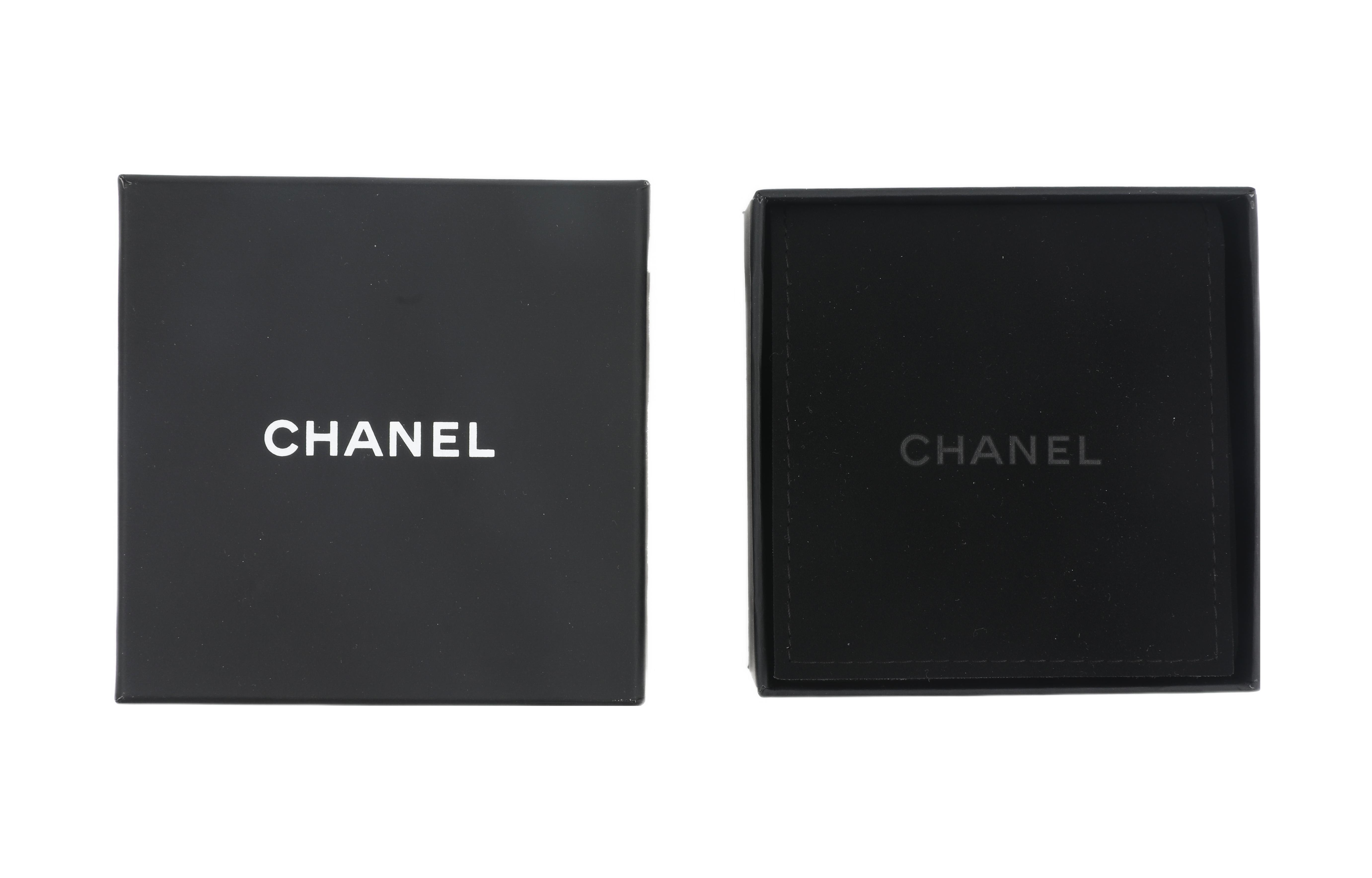 CHANEL Classic Double C Bow Pearl Earrings Gold. AB8378-B08181-NI327 圖 5