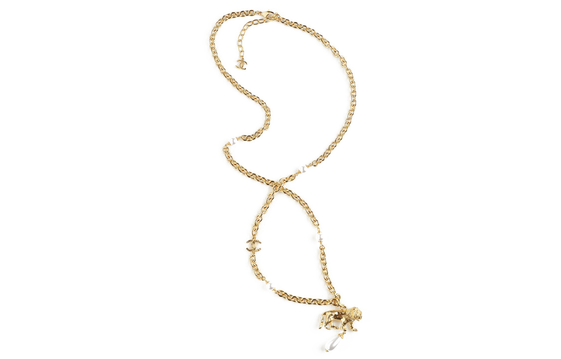 CHANEL Classic Double C Lion Pearl Pendant Long Necklace Gold. AB8769-B08713-NJ356 圖 3