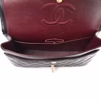 Lookbook Chanel Clásico Doble Solapa Acolchada Caviar Tono Dorado Mediano Negro