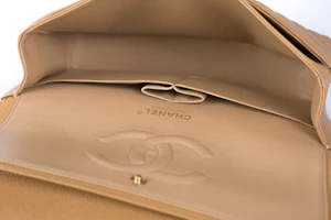 Lookbook Chanel Clásico Doble Solapa Acolchada Caviar Mediano Beige