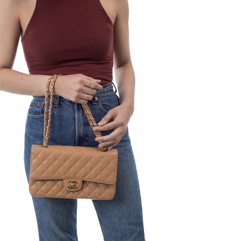 Shop 香奈儿经典小羊皮中号米色双翻盖包