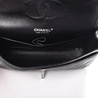 Lookbook Chanel Klasik Double Flap Quilted Caviar Perak-Sederhana Hitam