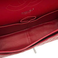 Lookbook Chanel Clásico Doble Solapa Acolchada Caviar Jumbo Rojo con Detalles Plateados