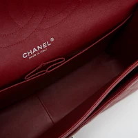 Lookbook Chanel Classic Flap Doble Acolchado Caviar Jumbo Rojo Oscuro Plata