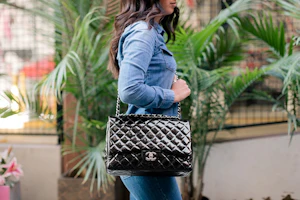 Order Chanel Clásico Doble Solapa Acolchada Cuero Charol Negro Tono Plata Jumbo