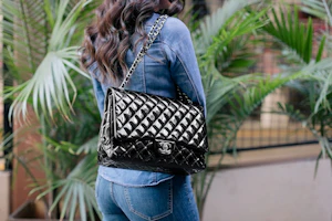 Lookbook Chanel Clásico Doble Solapa Acolchada Cuero Charol Negro Tono Plata Jumbo