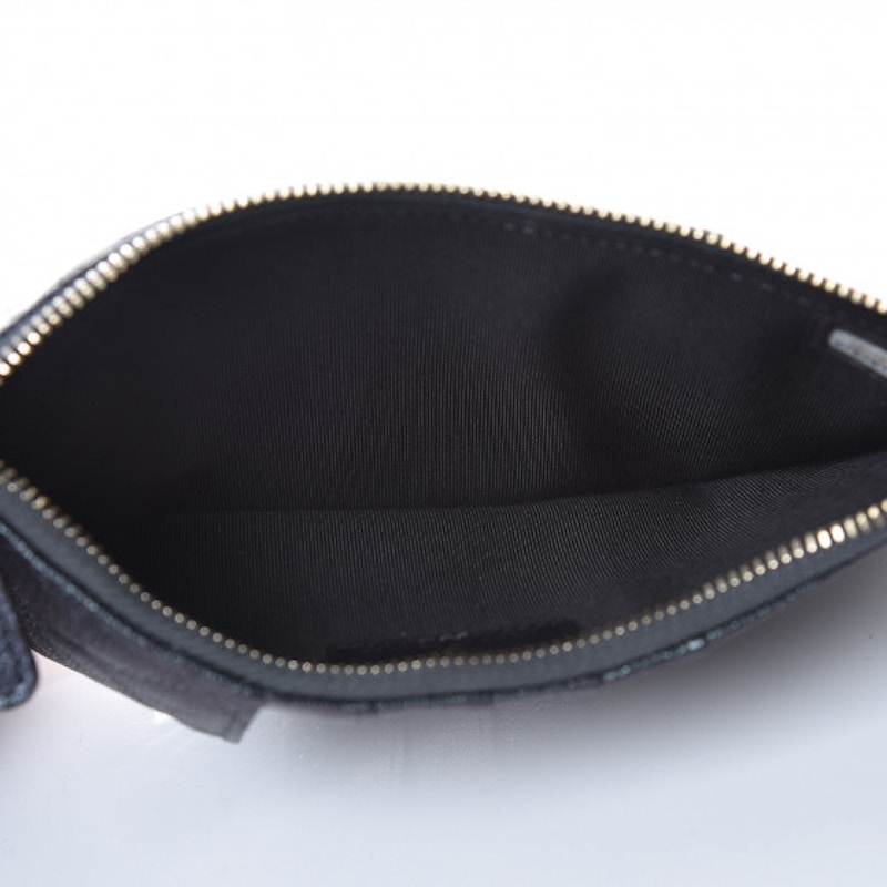 Lookbook Chanel Dompet Klasik Quilted Caviar Hitam dengan Aksen Emas