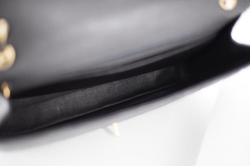 Lookbook Chanel Klasik Single Flap Quilted Caviar Nada Emas Maxi Hitam