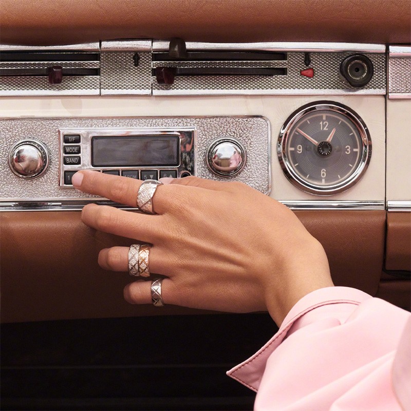 Purchase Anillo Unisex CHANEL Coco Crush 18K Oro Beige Edición para Parejas J10817